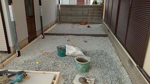 加古川市　カーポート床コンクリート打設前の砂利敷き状態